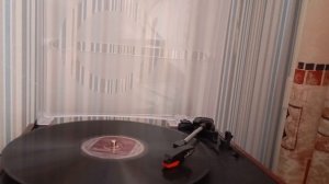 Караван исполняет Пётр Лещенко.