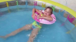 купаемся в бассейне 2 ))