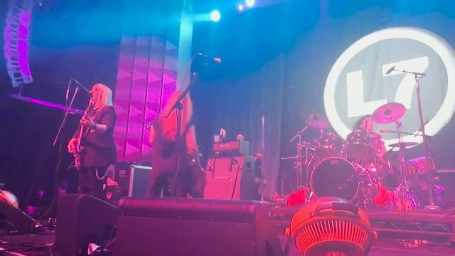 L7 2022-10-28 Bricks Are Heavy 30th Anniversary Tour, The Regent Theater, Los Angeles *FULL SHOW HD смотреть онлайн