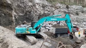 Строительство, экскаватор копает до твёрдых пород, добыча песка