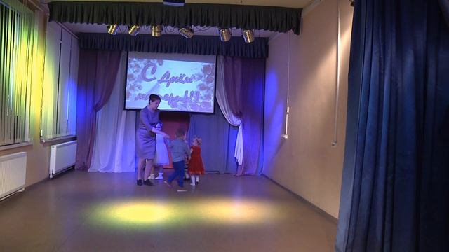 танец "Паровоз - Букашка" - танцевальный коллектив "Радость" - подготовительная группа смотреть онлайн