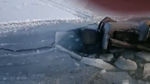 Тонет авто