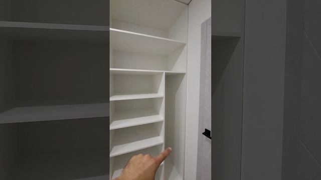 Шкаф в прихожую с нишей под гладильную доску.