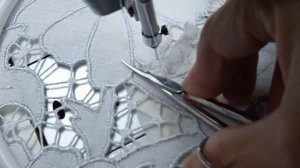 Вышивка ришелье.Часть 1.Лепестки, контур листика и бриды с паучками.