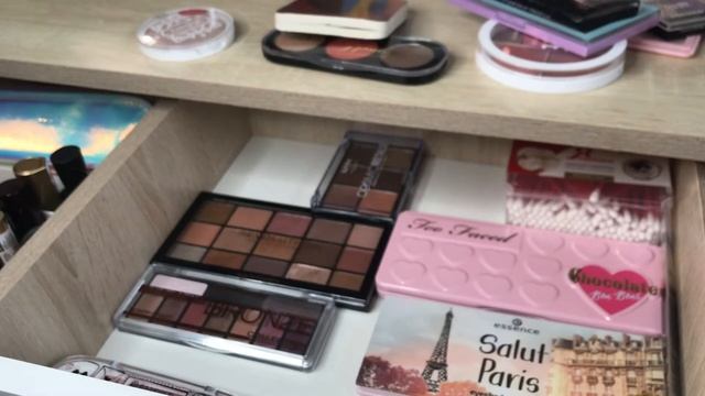Моя коллекция палеток теней(хайлайтеров и румян)+обзор моего туалетного столика❤️ смотреть онлайн