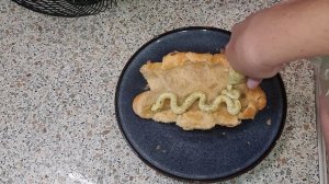 Круассан с авокадо и яйцом.