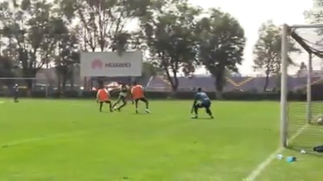 Jugada de roger martinez en entrenamiento