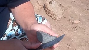 Заточка ножа камнем с реки