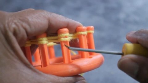 LOOM KNITTING Cast-On How to Tighten the Loose Loops on The Loom