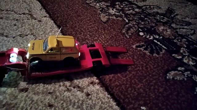 Нивасик-самопал 1:43 на гусянках.