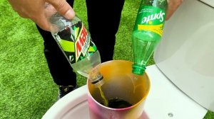 Смешивание конфет Mentos с Coca-Cola, Sprite, Red Bull, Fanta Red и Mtn Dew в туалете