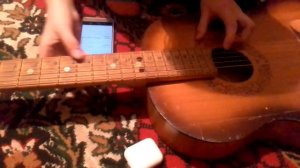 Песня на гитаре,,ярко-жёлтые очки,,