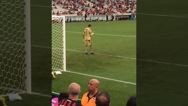 Goleiro Santos,do Clube Atlético Paranaense faz campanha juntamente com o aplicativo Uber!