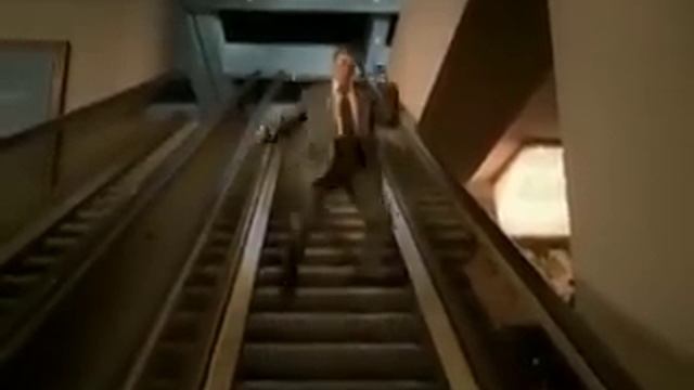 Christopher Walken's Escalator loop смотреть онлайн