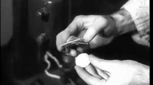 Изготовление первых контактных линз, 1948 г.