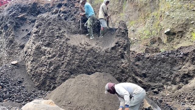 Строительство, даже старики копают песок, предпочитая риску меньшую высоту