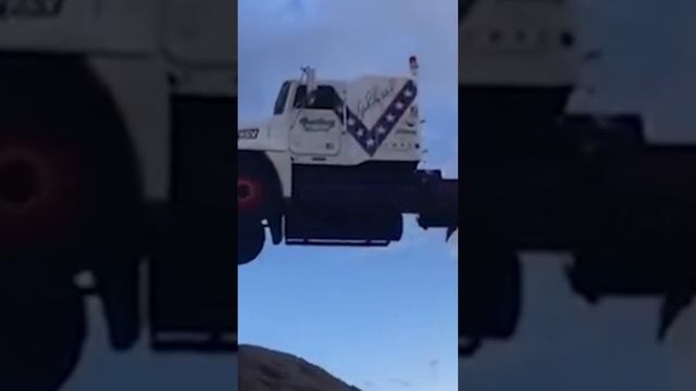 Эпичный полёт седельного тягача  #грузовик перелетел более 50 м. Все кто это видел - в восторге! смотреть онлайн