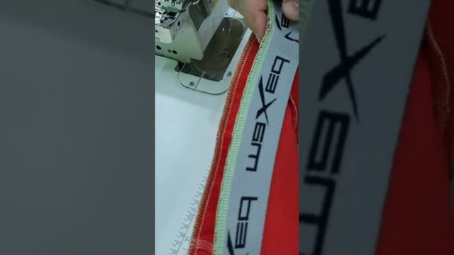 оверлок с электронным податчиком эластичной тесьмы. швейная машинка. смотреть онлайн