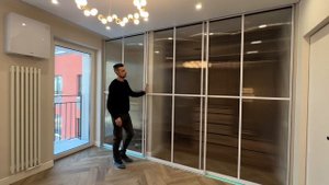 Краткий обзор готовой квартиры с рабочим местом в шкафу.