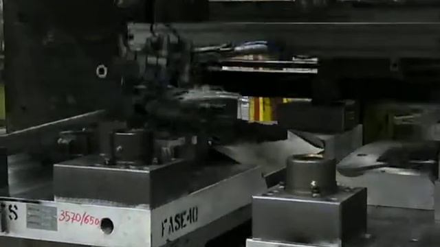 Movimentazione per stampaggio crossbar canalino con ventose sotto linea transfer смотреть онлайн