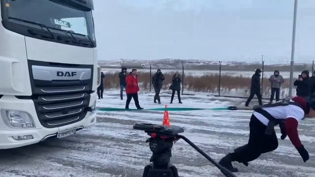 Силовой экстрим: Иннокентий Веселов отбуксировал грузовик DAF FX 480 смотреть онлайн