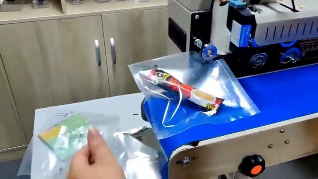 Маркировка на роликовом запайщик , роликовый запайщик с маркировкой смотреть онлайн