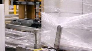 Установка защитных картонных уголков на паллету | Паллетообмотчик ROBOPAC с вращающейся рукой