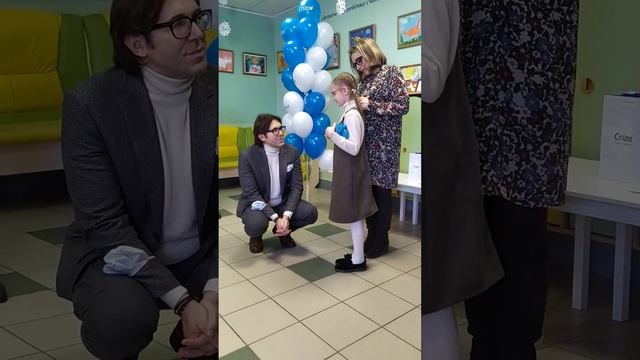 Андрей Малахов вручает Иришке очки смотреть онлайн