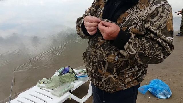 Как сделать снасть на селедку, что бы ловить по 2-3 штуки за раз. Простой вариант изготовления смотреть онлайн