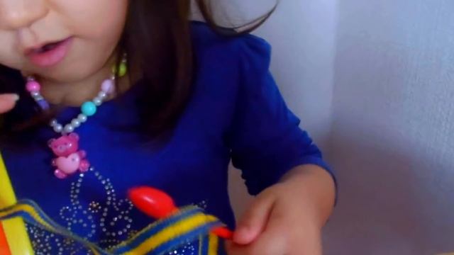 Алина играет на музыкальных инструментах. Видео для детей смотреть онлайн