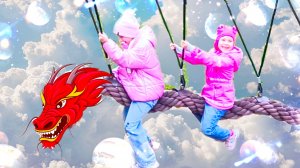 Настя Матвей и Полина играют в детском парке