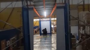 Грузовой шахтный подъемник для склада