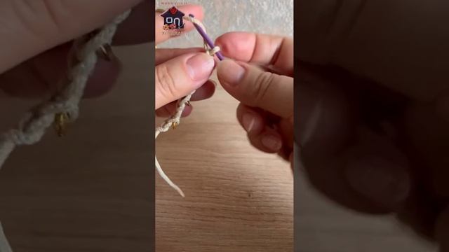 Браслет на руку я вяжу и результата очень жду