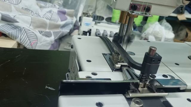 Промышленная швейная машина для заготовки шлёвок Siruba HF008 series смотреть онлайн
