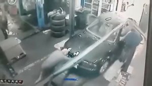 Прикол. Упал в смотровую яму