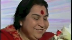 Йоги читают молитву «Мать Hаша» в присутствии Шри Матаджи. Отрывок из пуджи Шри Картикейе 1986-0713