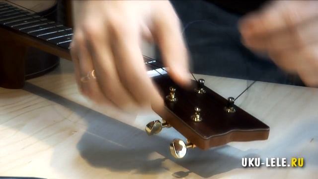 Как поставить или заменить струны на укулеле - how to install strings to ukulele смотреть онлайн