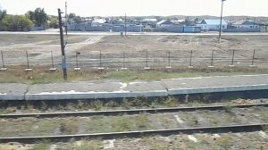Станция Агадырь (Ағадыр) - поезд трогается и идёт мимо вокзала и перрона