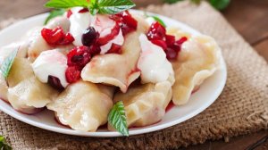 Вареники с творогом и вишней.