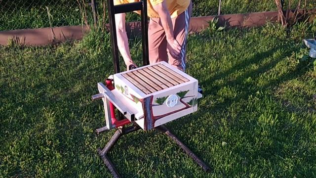 Не совсем про пчел, но точно про работу с их жилищами. смотреть онлайн