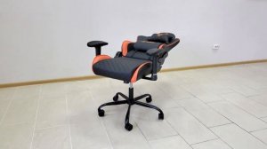 Геймерское (компьютерное) кресло, черного цвета с оранжевыми вставками