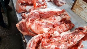 сдали свинью и купили её же сало// цены на мясо на рынке// мужчины налетели "как мухи на мед"