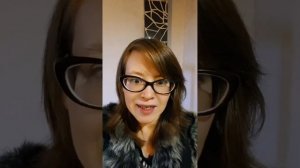 Почему предметы разной массы падают в вакууме с одинаковой скоростью?