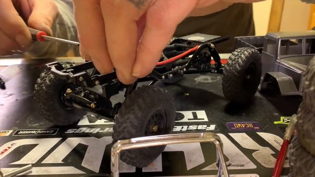 SCX24 URUAV & HiLux - Magnet Mod - One Chassis to Run Them All смотреть онлайн