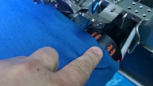 Автоматизированная швейная машина (рабочее место) для выполнения операции по подгибке низа футболки. смотреть онлайн