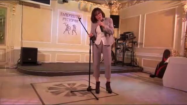 Алиса Мон с песней "Я живу в розовых очках" в ресторане Гладиатор смотреть онлайн