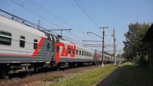 ЧС7-231 с ПДСом «Полярная стрела» № 022Я Москва - Лабытнанги отправляется со станции Александров-1.