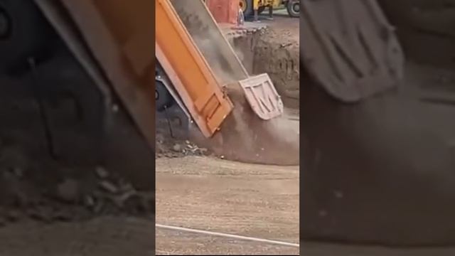 "Удачно" разгрузил самосвал в котлован  #грузовик #спецтехника