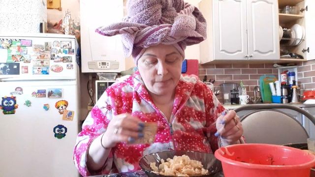 Мукбанг макароны, лук,чеснок, солёные огурцы, Очень тяжело Кушать и не понимать что кушаешь