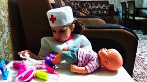 Игра в доктора, к доктору приходят пациенты, говорящая кукла, пупсик. Видео с игрушками.